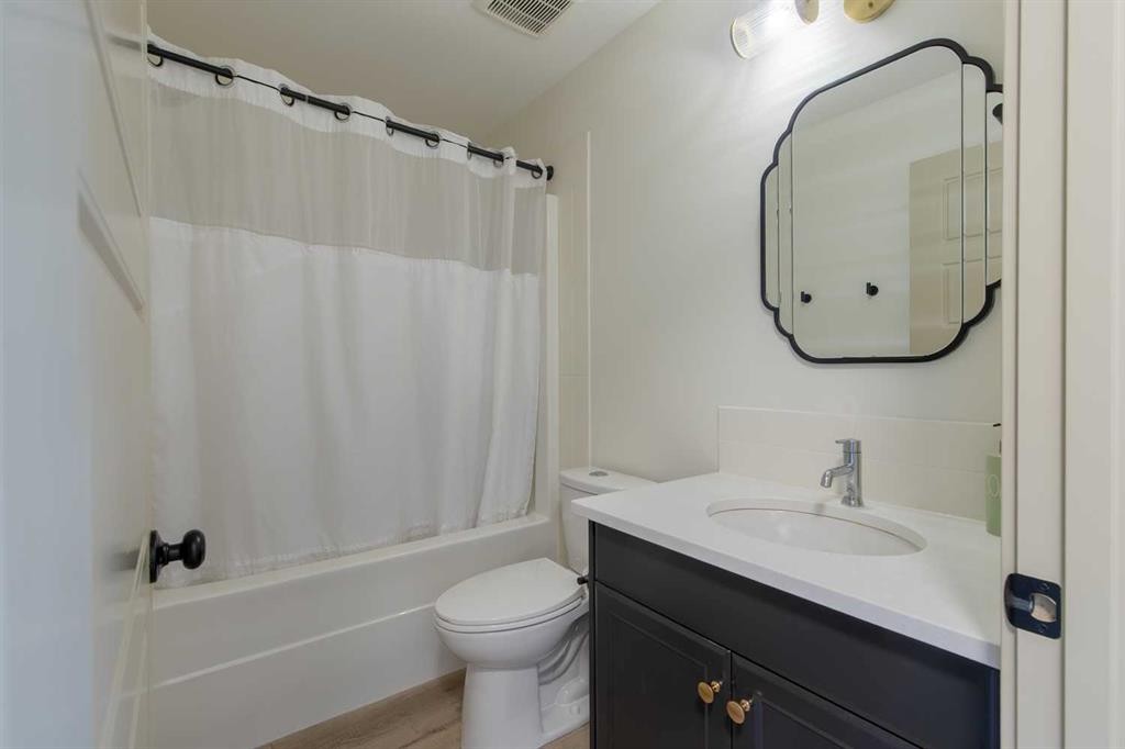 403 Caledonia Boulevard West, Lethbridge, AB - Indoor Photo Showing Bathroom