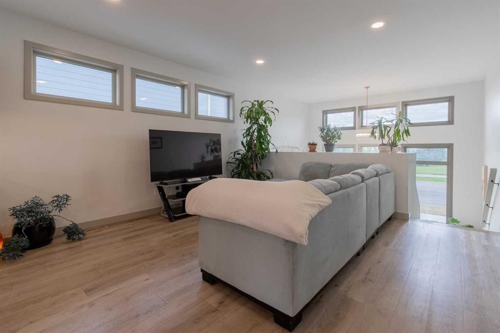 403 Caledonia Boulevard West, Lethbridge, AB - Indoor Photo Showing Bedroom