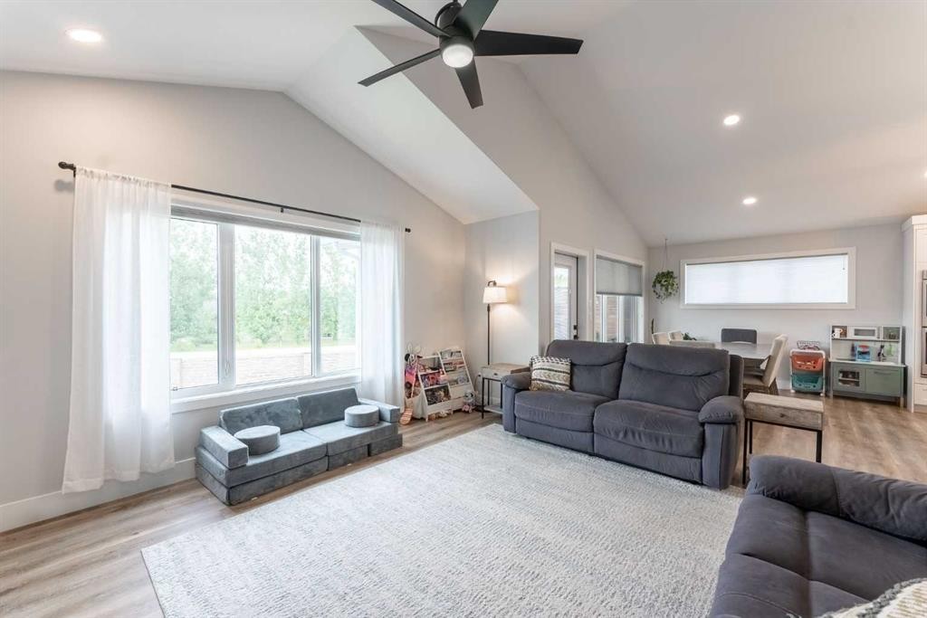 2006 30A Avenue, Coaldale, AB - Indoor Photo Showing Living Room