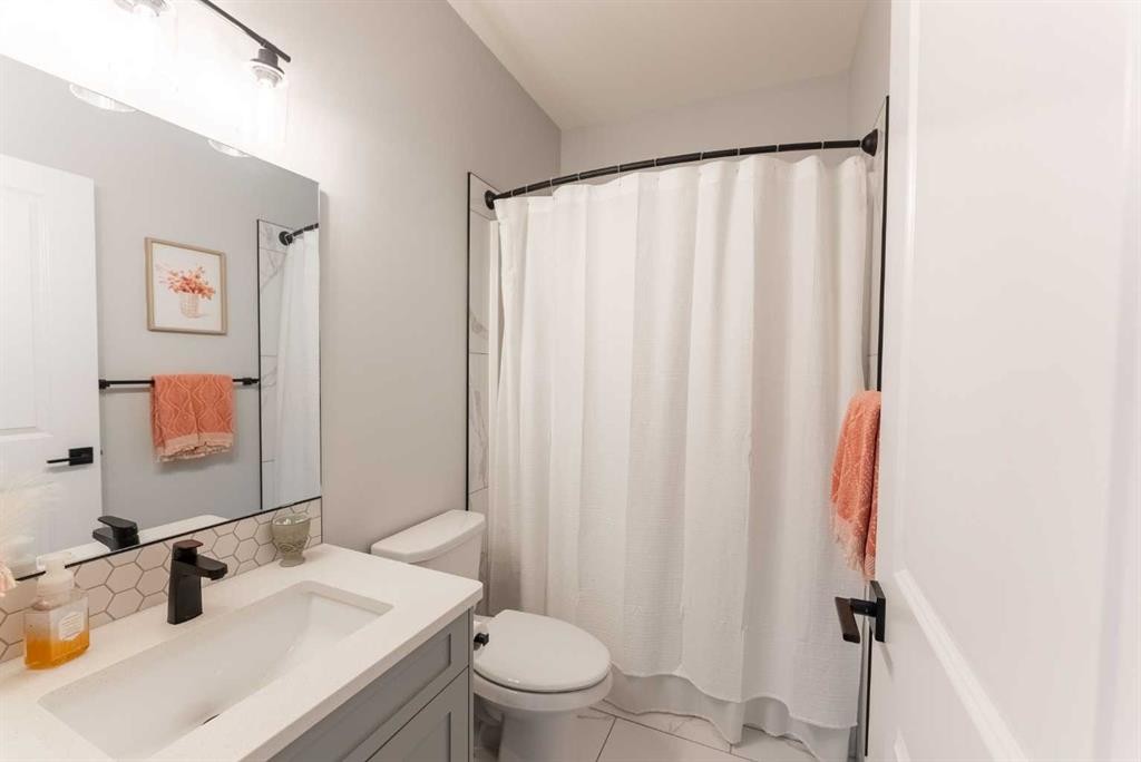 2006 30A Avenue, Coaldale, AB - Indoor Photo Showing Bathroom