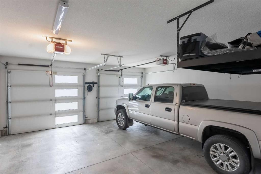 2006 30A Avenue, Coaldale, AB - Indoor Photo Showing Garage