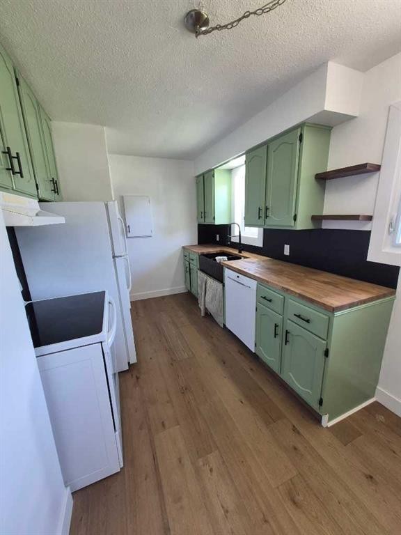 4931 54 Avenue, Taber, AB - Indoor Photo Showing Kitchen With Double Sink