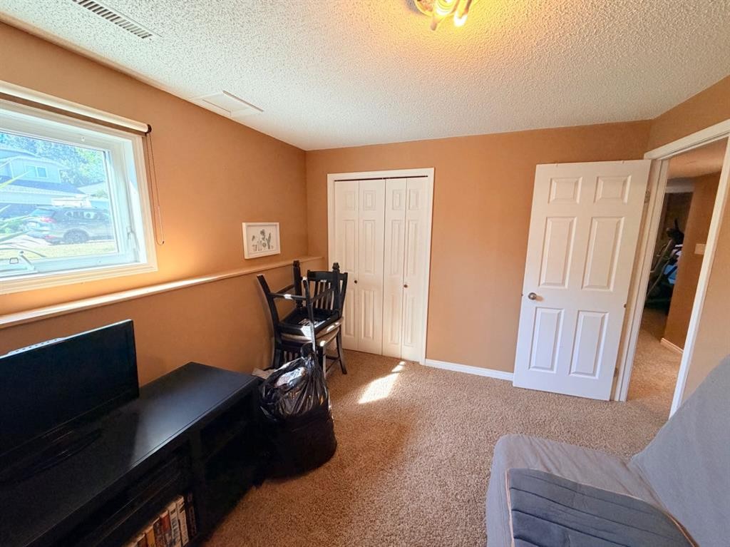 11 Lakhota Crescent West, Lethbridge, AB - Indoor Photo Showing Other Room