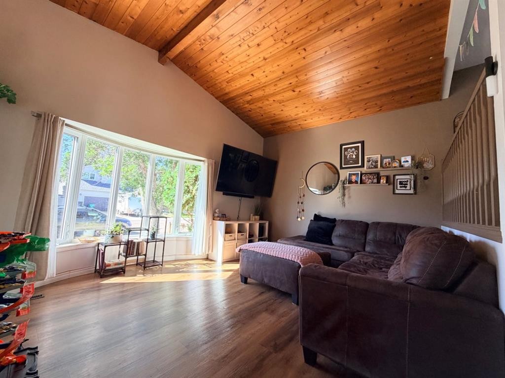 11 Lakhota Crescent West, Lethbridge, AB - Indoor Photo Showing Living Room