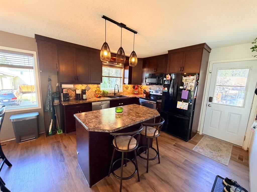 11 Lakhota Crescent West, Lethbridge, AB - Indoor Photo Showing Kitchen