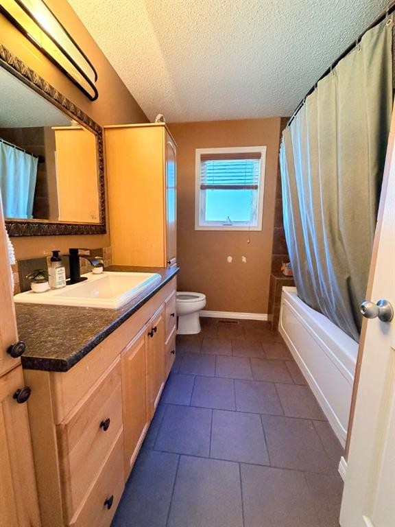 11 Lakhota Crescent West, Lethbridge, AB - Indoor Photo Showing Bathroom