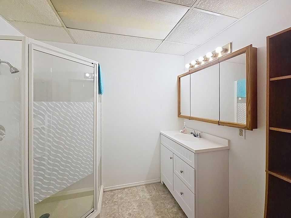 504 5 Street, Warner, AB - Indoor Photo Showing Bathroom