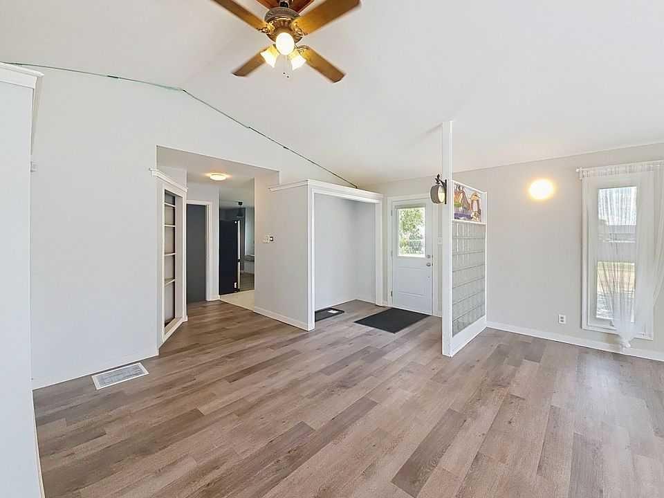 504 5 Street, Warner, AB - Indoor Photo Showing Other Room