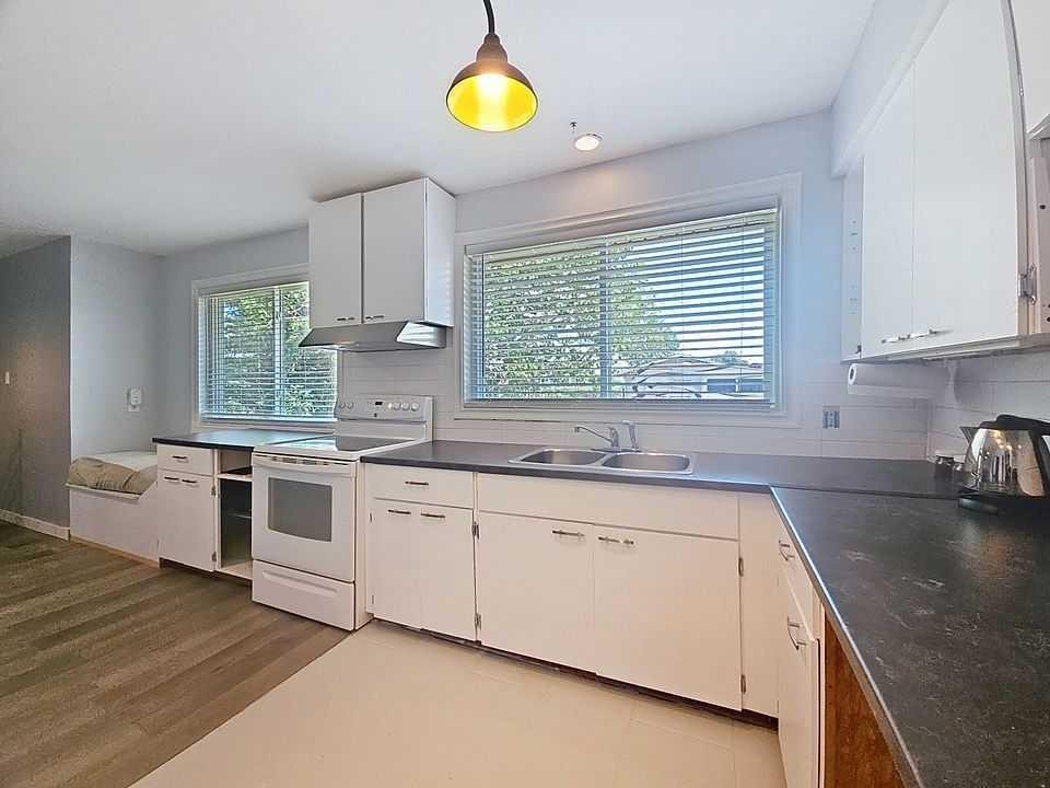 504 5 Street, Warner, AB - Indoor Photo Showing Kitchen With Double Sink