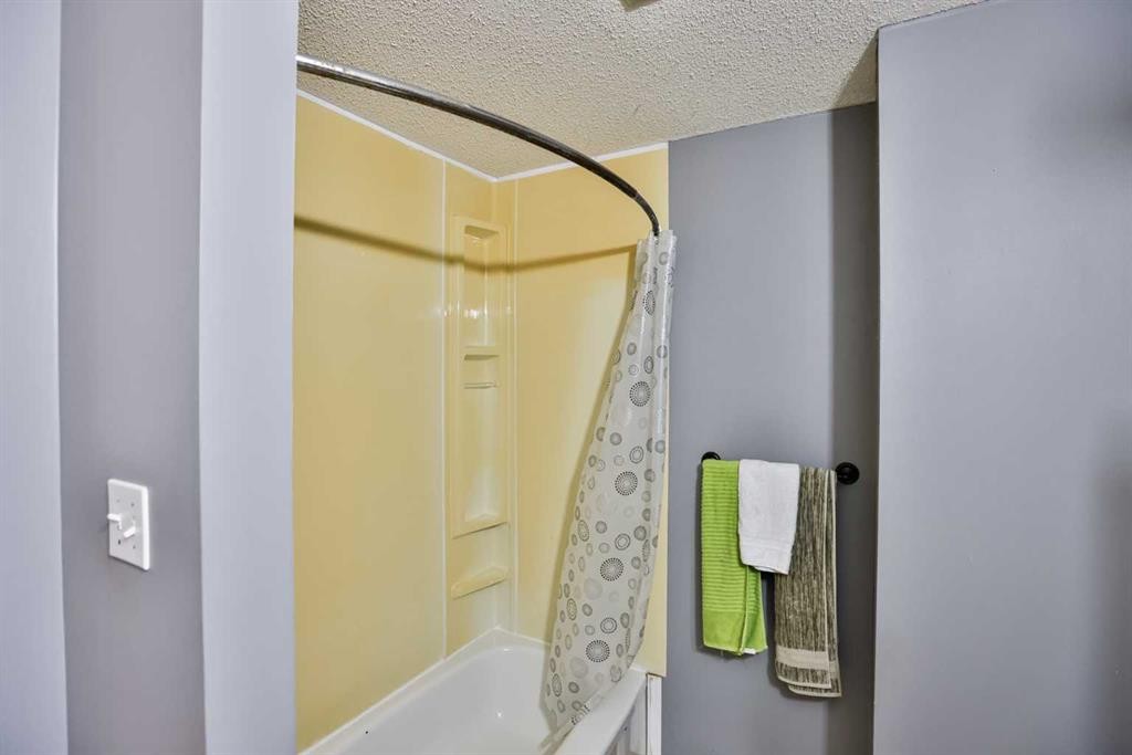 49 Meadowlark Boulevard North, Lethbridge, AB