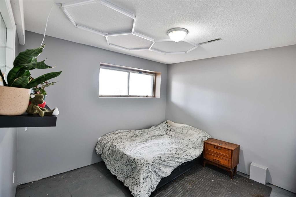 49 Meadowlark Boulevard North, Lethbridge, AB