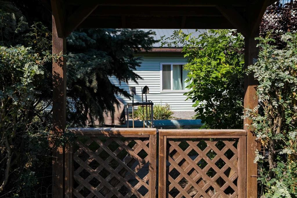 11 E 300 N, Raymond, AB