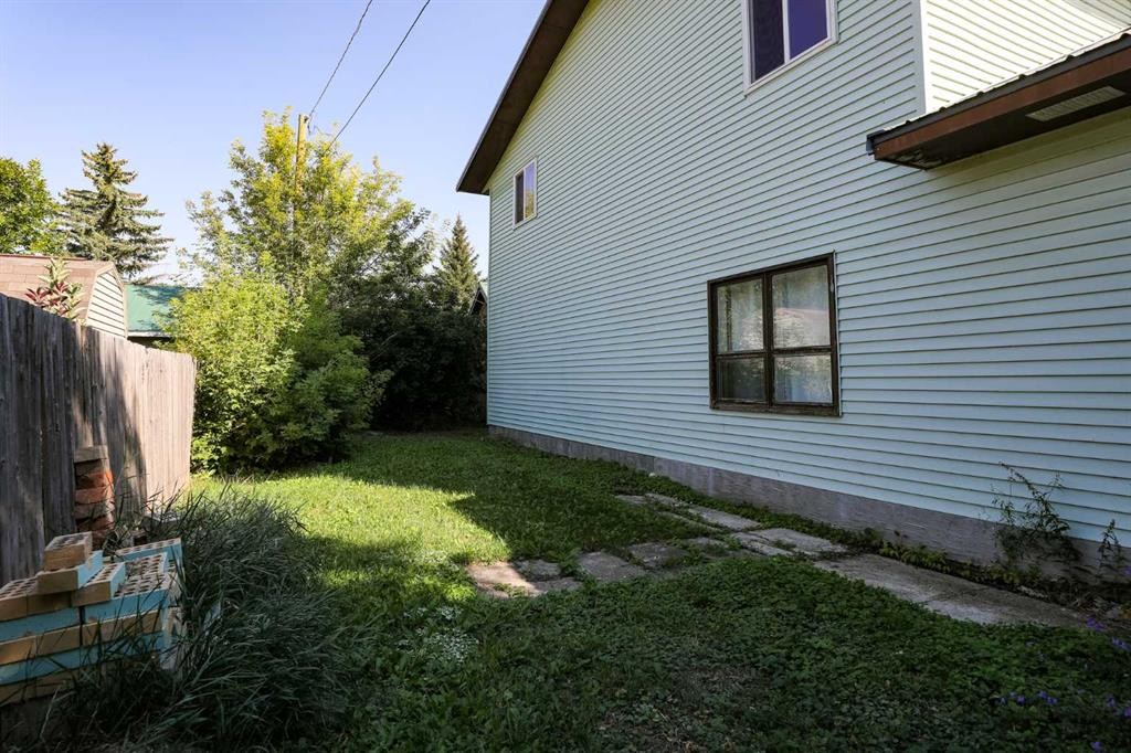 11 E 300 N, Raymond, AB