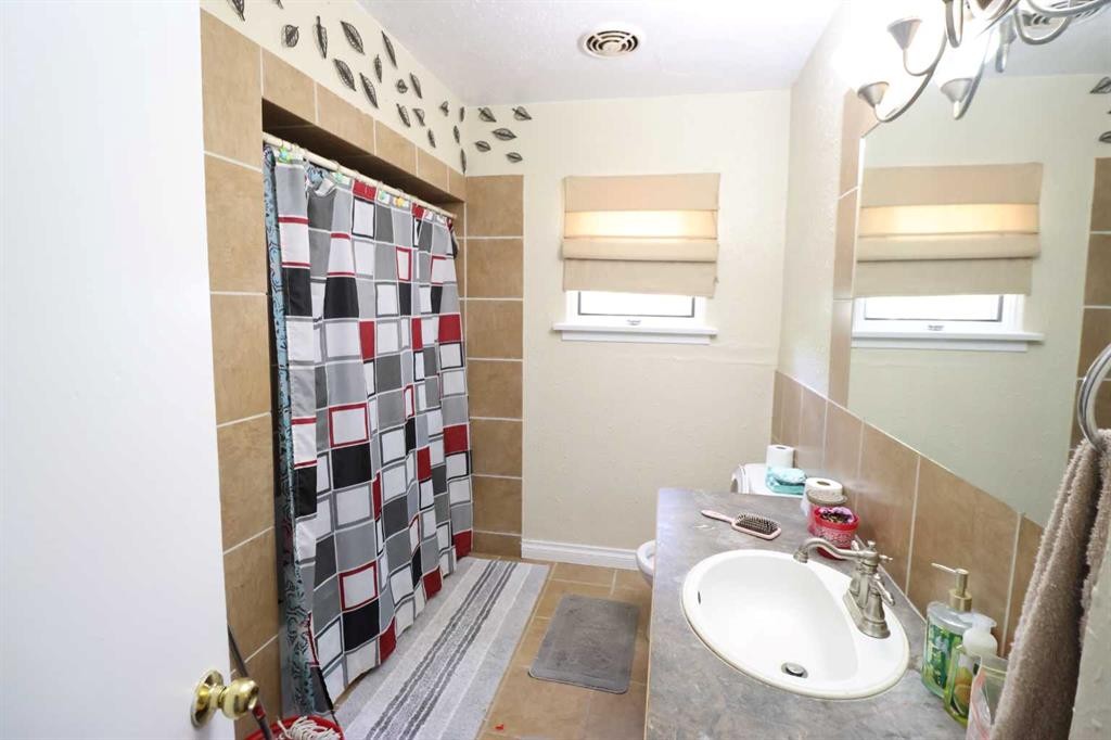 5004 52 St, Taber, AB