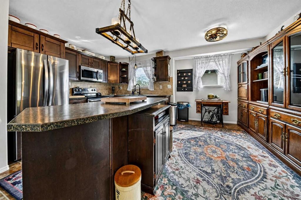 1976 Parkside Close, Coaldale, AB