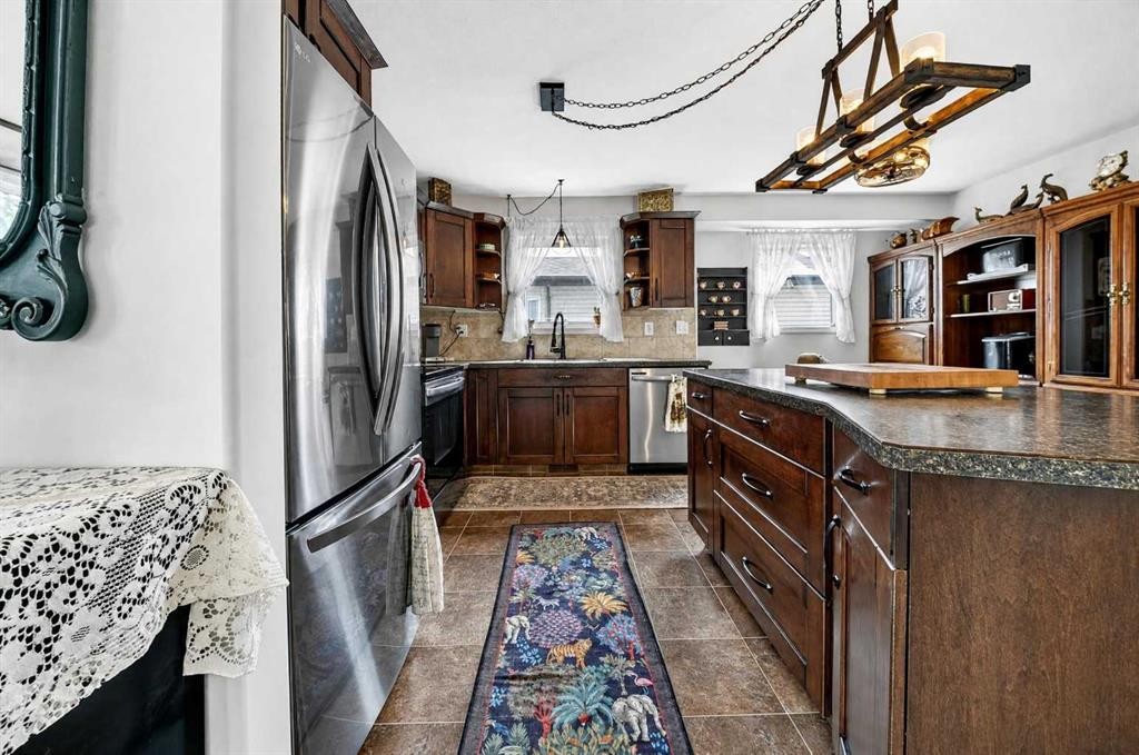 1976 Parkside Close, Coaldale, AB