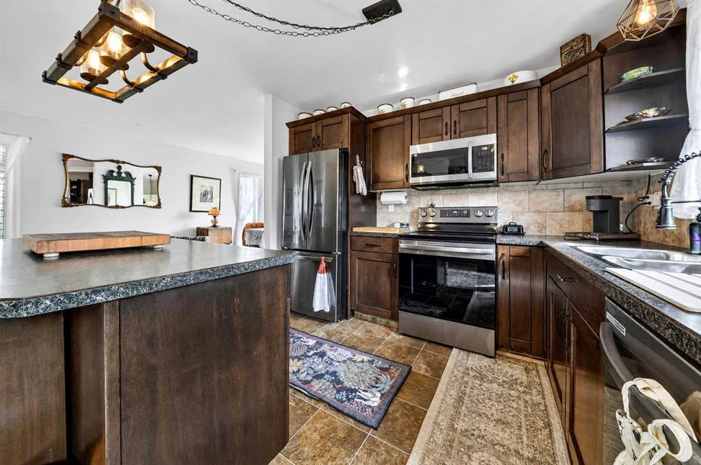 1976 Parkside Close, Coaldale, AB