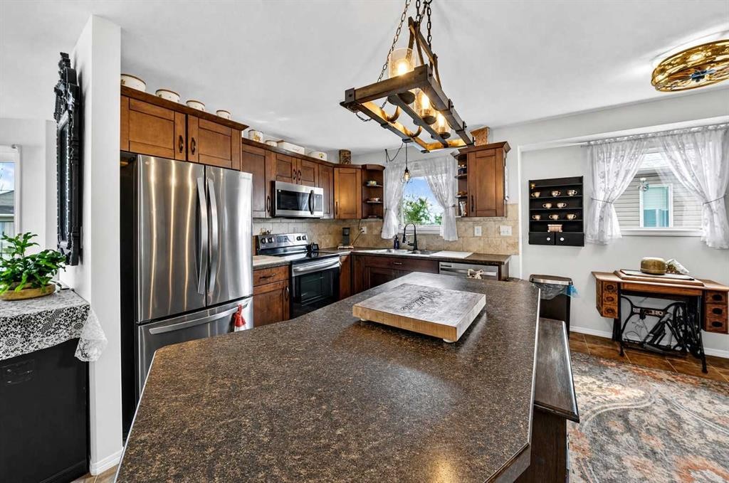1976 Parkside Close, Coaldale, AB