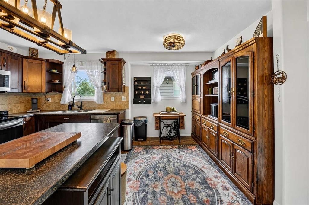 1976 Parkside Close, Coaldale, AB