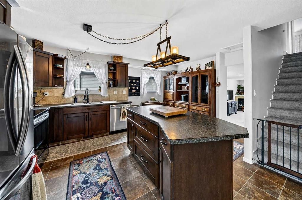 1976 Parkside Close, Coaldale, AB