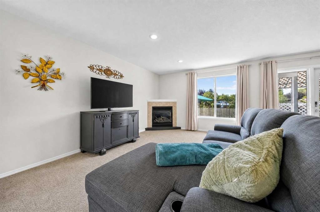 1976 Parkside Close, Coaldale, AB
