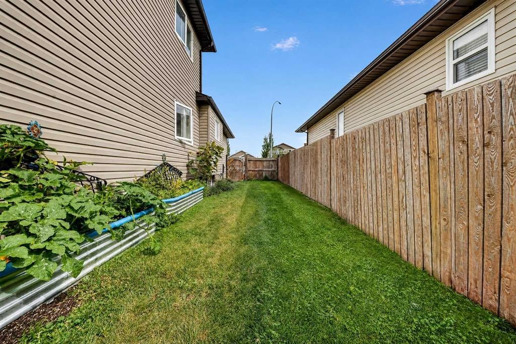 1976 Parkside Close, Coaldale, AB