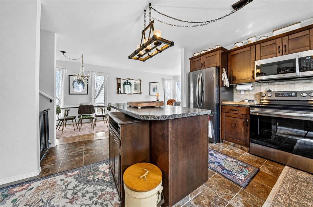 1976 Parkside Close, Coaldale, AB