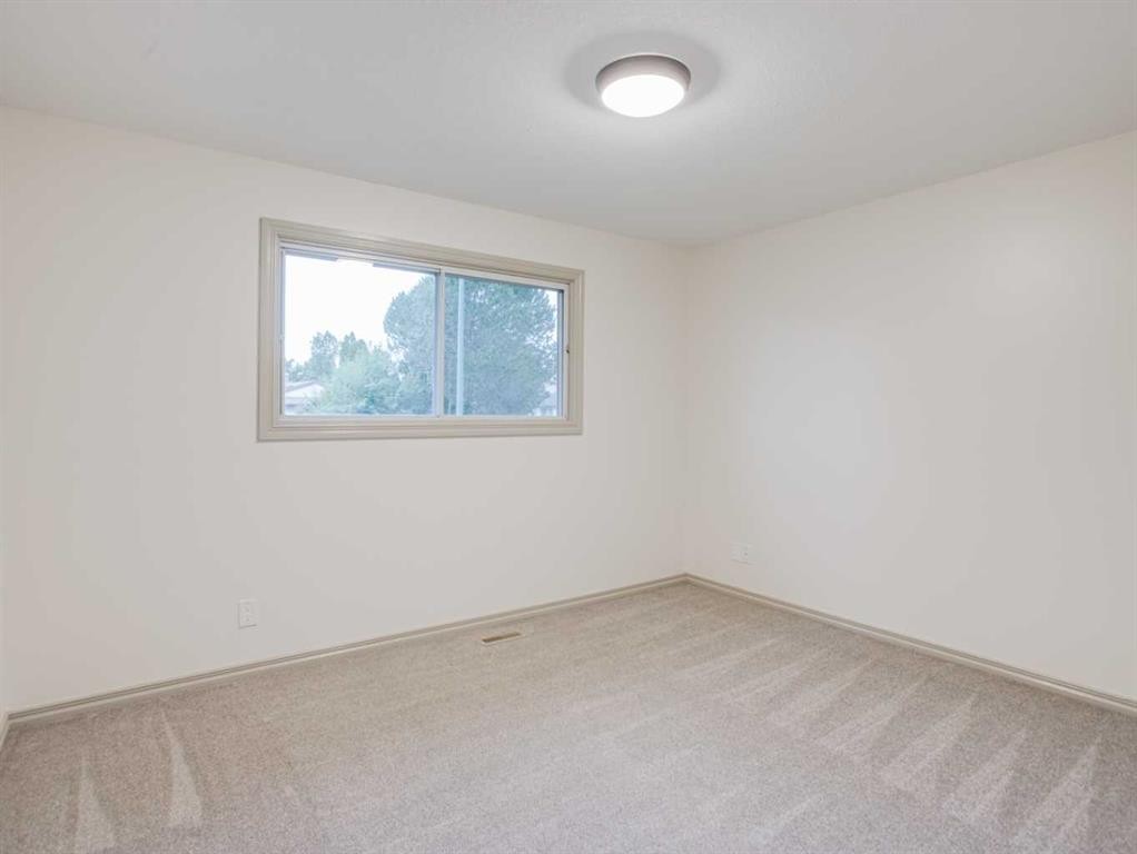 230 Eagle Road North, Lethbridge, AB
