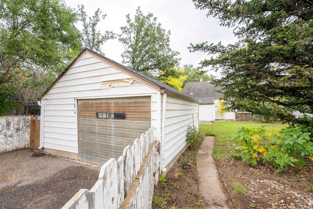 502 12 Street North, Lethbridge, AB