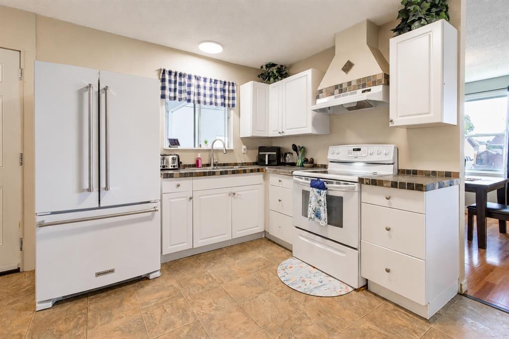 150 N 250 W, Raymond, AB