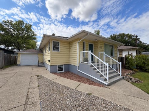 824 5 Street SOUTH Lethbridge, AB T1J 2C6