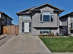635 Aberdeen Crescent WESTLethbridge, AB T1J 5A9