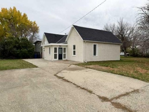 293 N 100 WEST Raymond, AB T0K 2S0