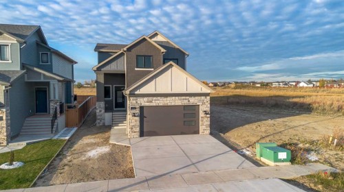 382 Canyon Meadows Road WEST Lethbridge, AB T1K 8E7
