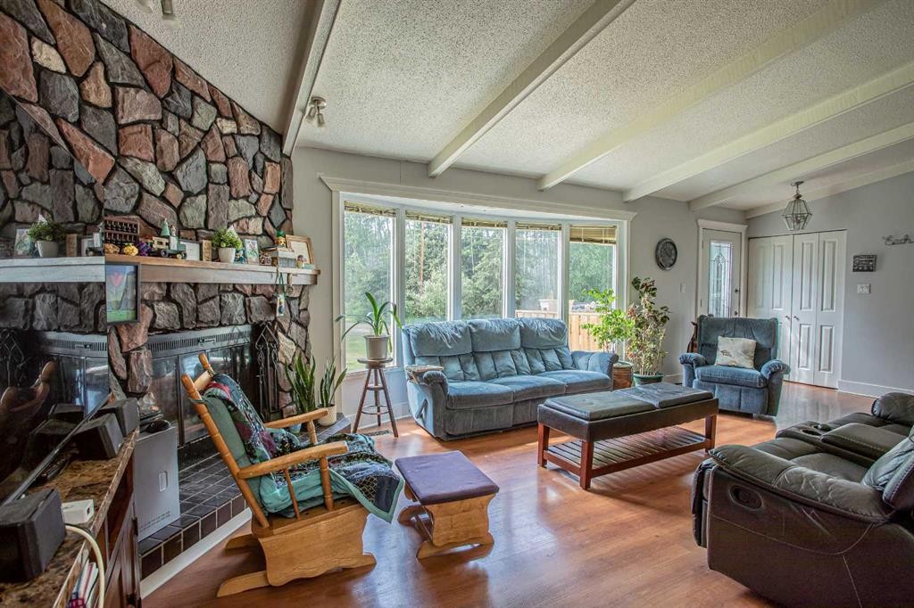 110035 Range Road 183, Rural Mackenzie County, AB - Indoor Photo Showing Living Room With Fireplace