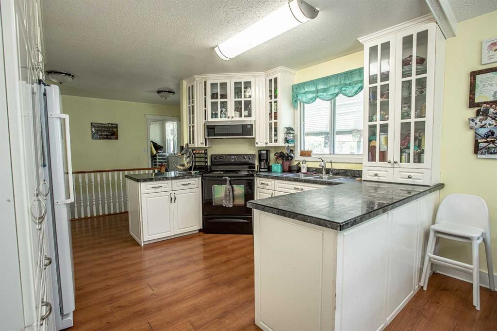 110035 Range Road 183, Rural Mackenzie County, AB - Indoor Photo Showing Kitchen With Double Sink