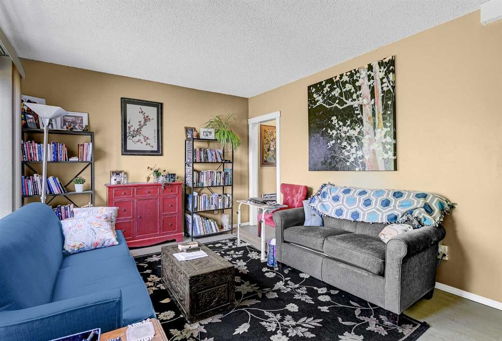 1111 7Th Avenue, Beaverlodge, AB - Indoor Photo Showing Living Room