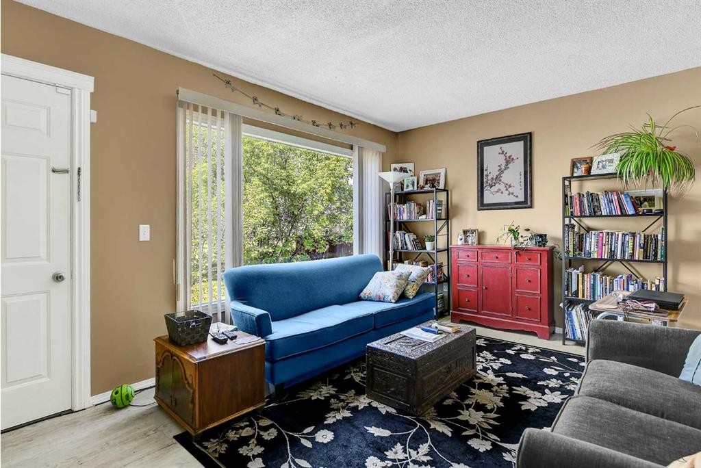 1111 7Th Avenue, Beaverlodge, AB - Indoor Photo Showing Living Room