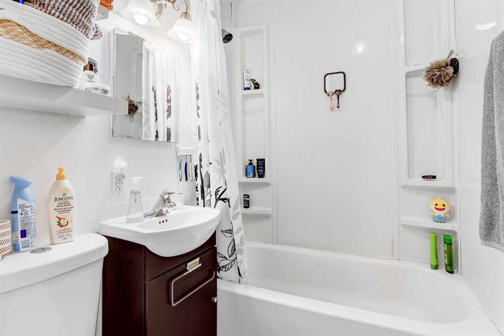 1111 7Th Avenue, Beaverlodge, AB - Indoor Photo Showing Bathroom