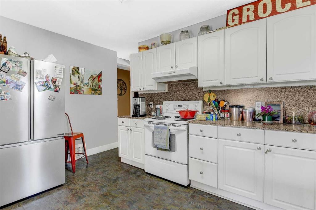 1111 7Th Avenue, Beaverlodge, AB - Indoor Photo Showing Kitchen
