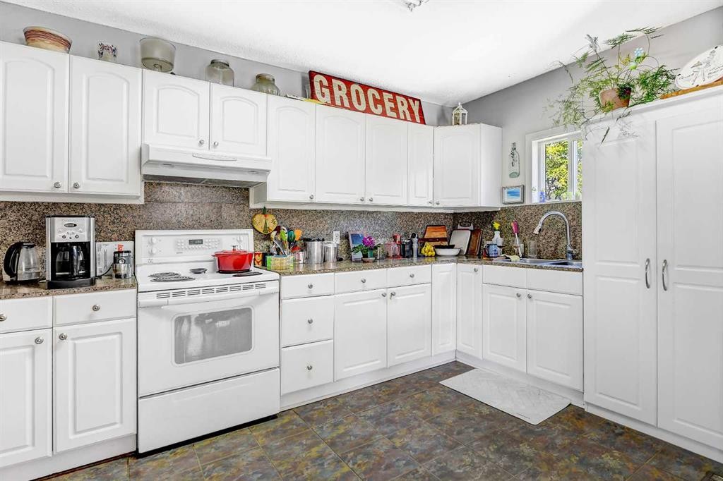 1111 7Th Avenue, Beaverlodge, AB - Indoor Photo Showing Kitchen