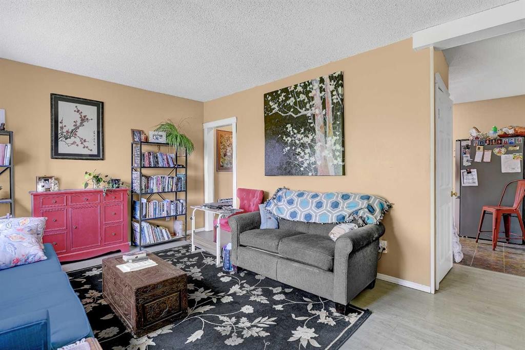 1111 7Th Avenue, Beaverlodge, AB - Indoor Photo Showing Living Room