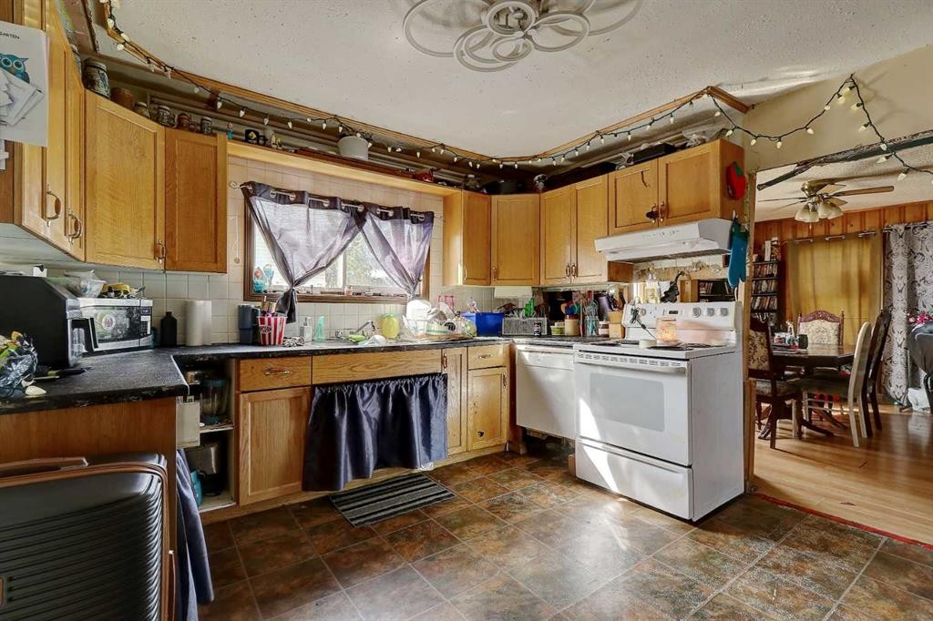 10009 99 Street, Sexsmith, AB - Indoor Photo Showing Kitchen