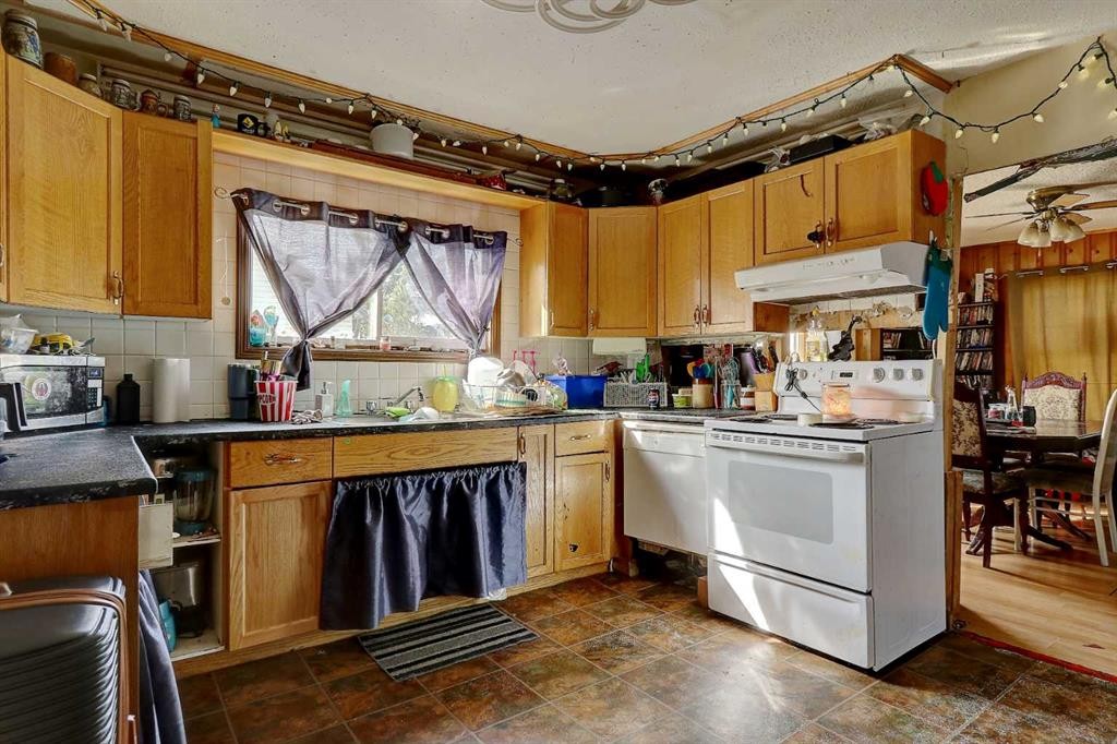 10009 99 Street, Sexsmith, AB - Indoor Photo Showing Kitchen