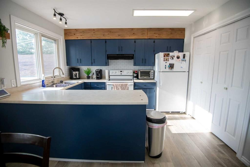 10105 102 Street, La Crete, AB - Indoor Photo Showing Kitchen With Double Sink