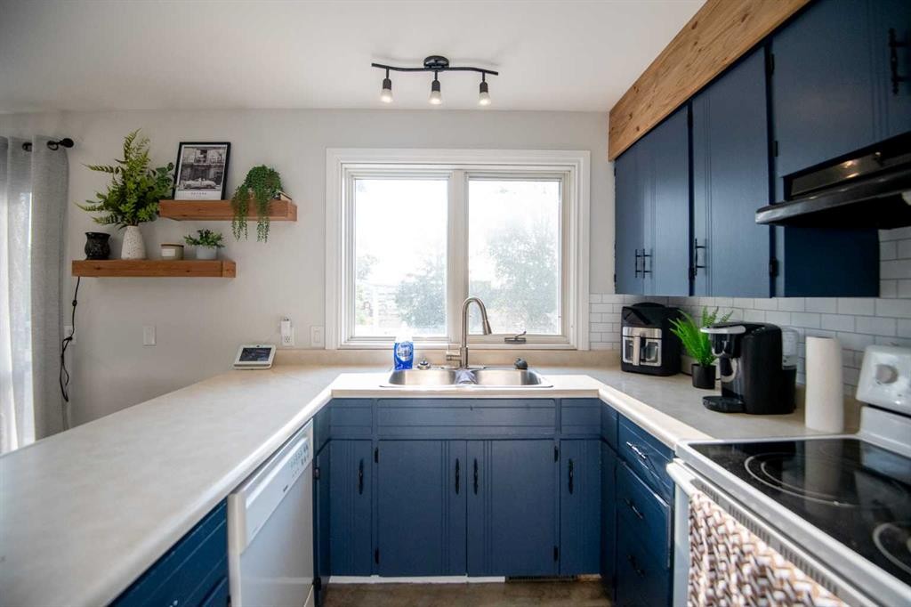 10105 102 Street, La Crete, AB - Indoor Photo Showing Kitchen With Double Sink