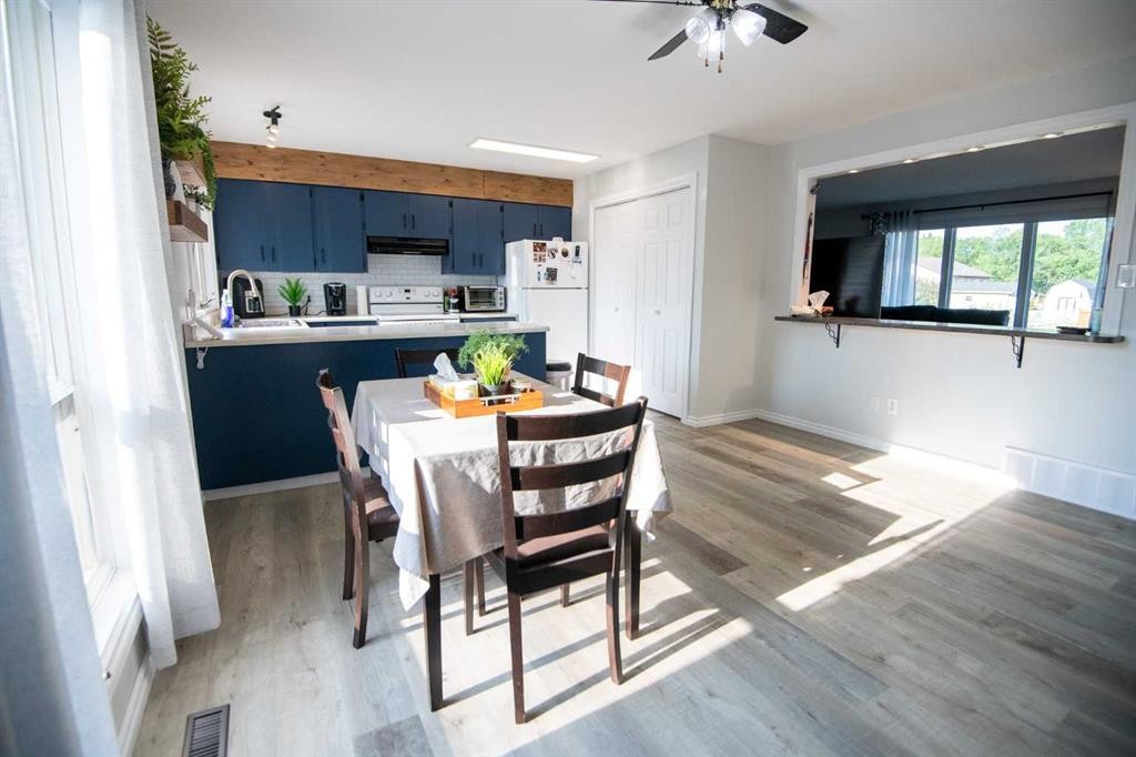 10105 102 Street, La Crete, AB - Indoor Photo Showing Dining Room