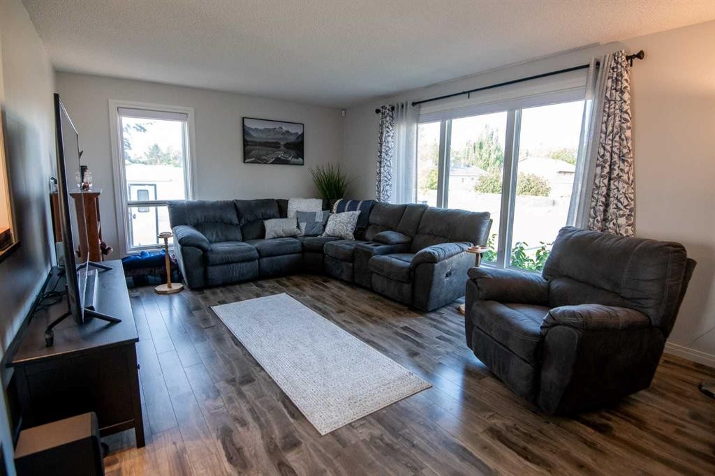 10105 102 Street, La Crete, AB - Indoor Photo Showing Living Room