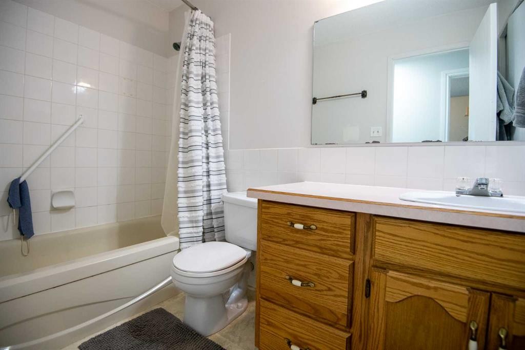 10105 102 Street, La Crete, AB - Indoor Photo Showing Bathroom