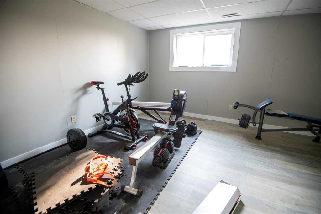 10105 102 Street, La Crete, AB - Indoor Photo Showing Gym Room